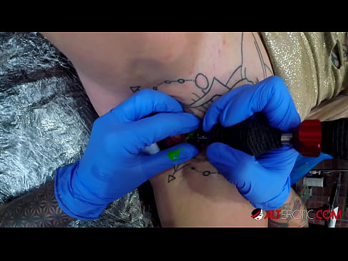 ❤️ Ekstreme tatuita varmulo Sully Savage ricevis tatuon sur sia klitoro ❤️ Nur porno ĉe eo.ladyxxxporno.ru ﹏